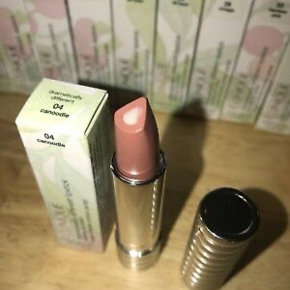 Clinique Dramatically Different Lipstick 20 Red - Picture 5 of 7